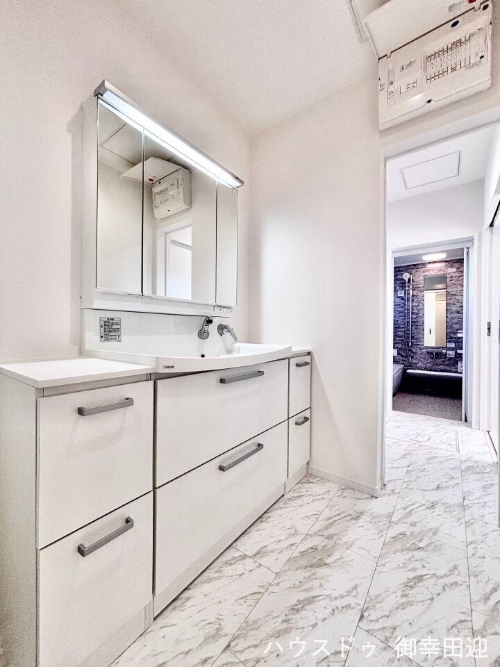 ■清々しいリフレッシュ空間■自分を磨き、気持ちを切り替える。心地よい光が差し込むプライベートスペース。