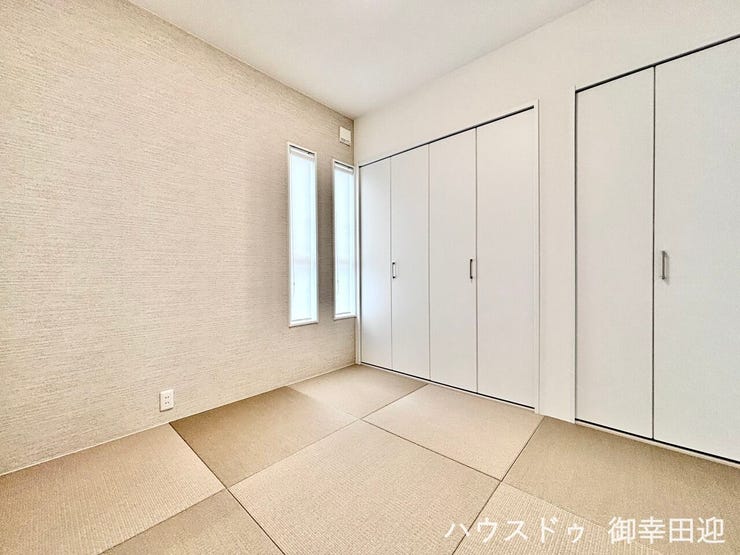 ■1階4.5帖和室■ゲストをもてなし、昼寝や家事にも使える、畳のぬくもりが心地よい多目的万能スペース。