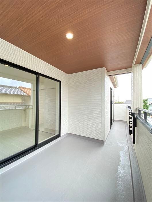 深い軒のあるインナーバルコニーは雨の降り込みや夏の強い日差しも軽減されます。テーブルやイスを置いてアウトドアリビングとしても楽しめますね。