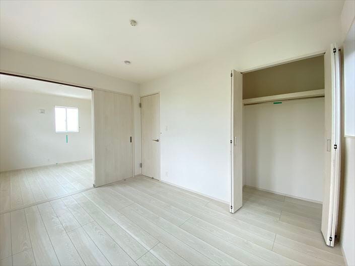 どちらの部屋にも収納がありいつでも室内はスッキリしそう。
