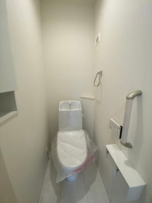 1.2階とも温水洗浄便座、リモコン式のトイレです。