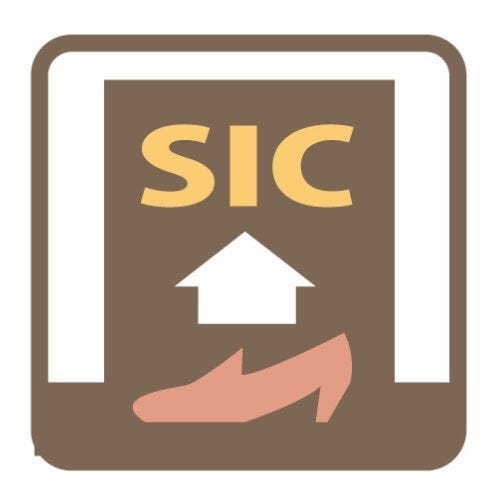 SICがあり靴だけでなく、傘、ゴルフバッグ、アウトドア用品、ベビーカーなど、外で使うアイテムをまとめて収納できます。