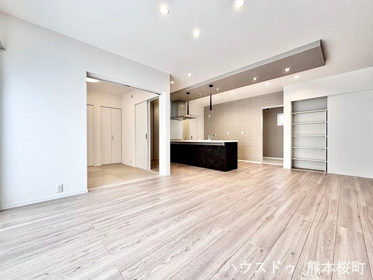 ■安らぎと笑顔の中心地■陽光が優しく降り注ぎ、会話が自然と弾む。ここでは、毎日が特別な時間へと変わります。