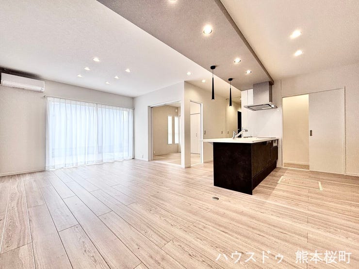 ■安らぎと笑顔の中心地■陽光が優しく降り注ぎ、会話が自然と弾む。ここでは、毎日が特別な時間へと変わります。