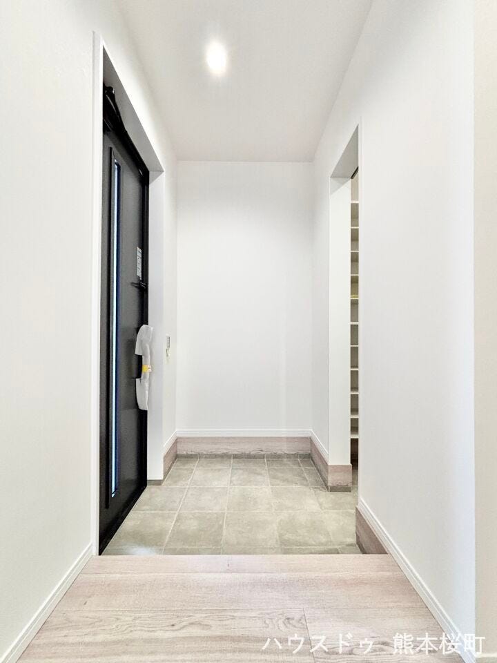 ■「ただいま」の安堵をくれる場所■訪れる人を迎え入れ、帰るたびにホッと一息つける、明るく機能的なエントランス。