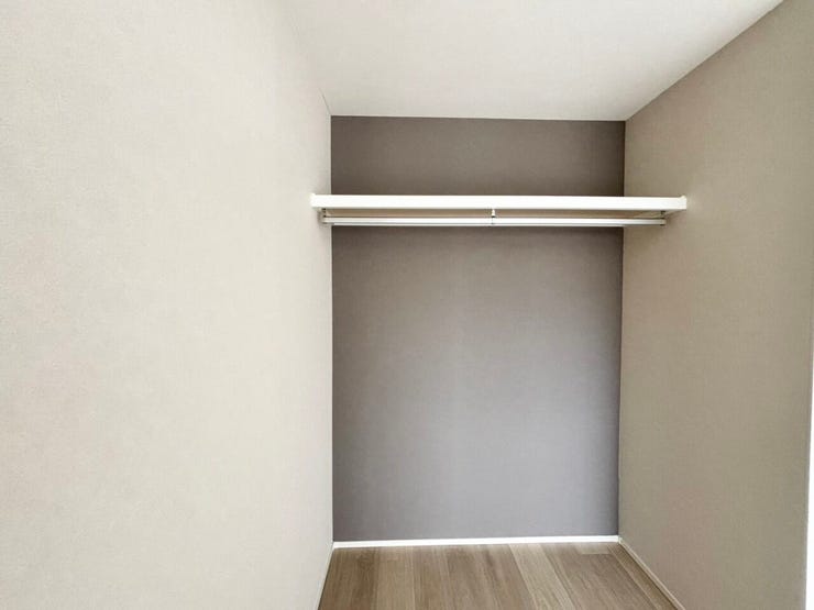 クローゼット付きで、衣類や荷物をすっきり整理しやすい空間です〇