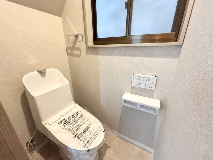 窓付きのトイレで、換気がしやすく清潔感のある空間。
自然光も入るため、明るく快適にご利用いただけます♪