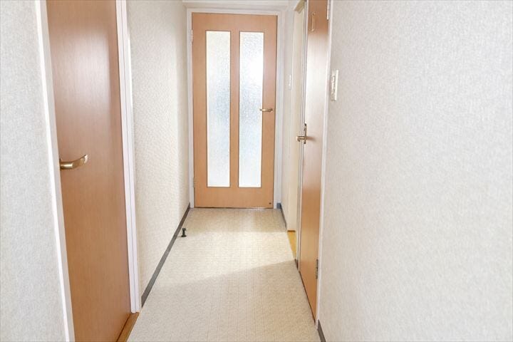 玄関から見た廊下スペースです。温かみのある内装となっています。
(2026年3月21日撮影)
※実際の写真から家具消しの加工行っております。