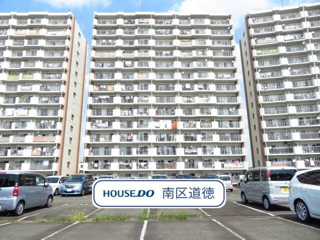 マンションの南側に駐車場があります。大江川緑地沿いにあり、バルコニーからは、緑豊かな景色が見渡せます。