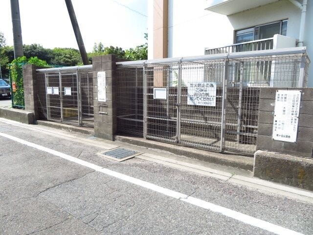 マンション東側にあるゴミ置き場です。柵で囲われていますので、カラスなどの対策にもなります。