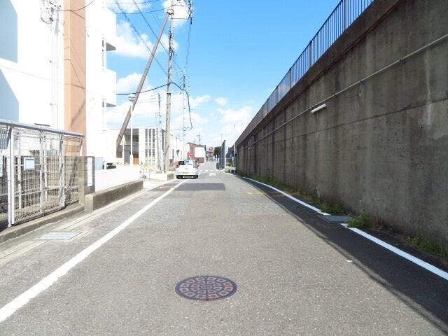 マンション東側前面道路です。北方面への一方通行道路です。この先は、名四国道に合流します。