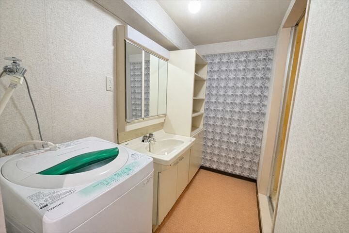 洗面台には収納もしっかりついていますので、洗剤やシャンプーなどのストックもできます。
(2026年3月21日撮影)
※実際の写真から家具消しの加工行っております。