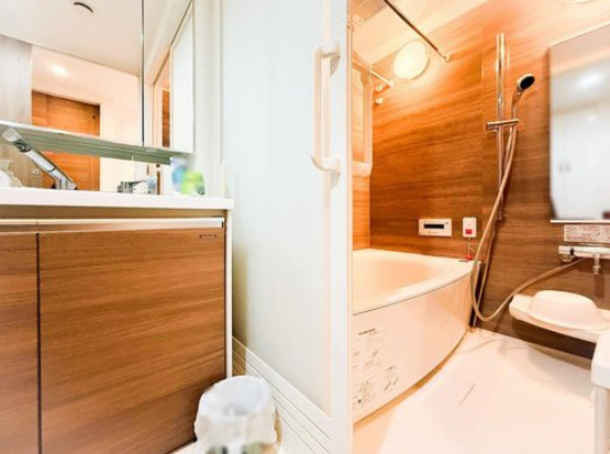 洗面第下の収納に物を入れなければ車椅子を降りずに洗面化粧台利用可能な設計です