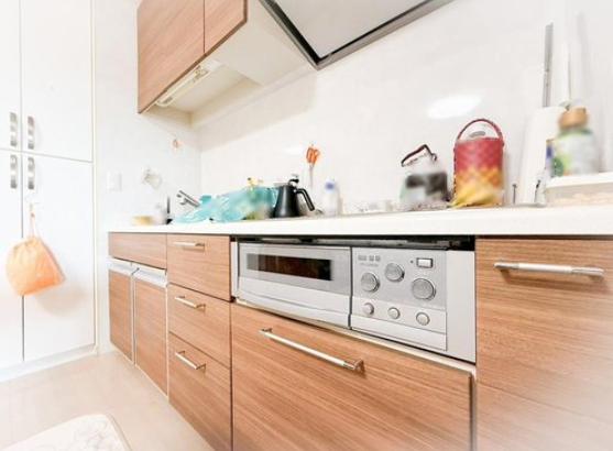 キッチン左下の枠を引き出すと、椅子としてご使用にもなれますし、車椅子の方も下りずにご使用になれます。