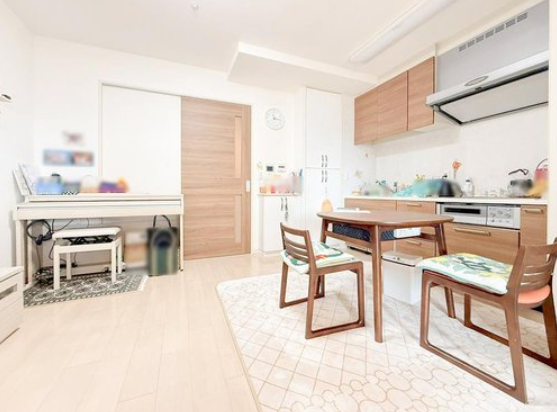 【リビング】
床暖房付きのリビングにて冬も快適です