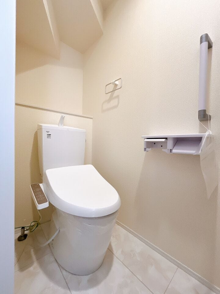 明るくて清潔感のあるトイレスペース♪洗浄便座付トイレ!広々した空間で気持ちよく過ごせます。