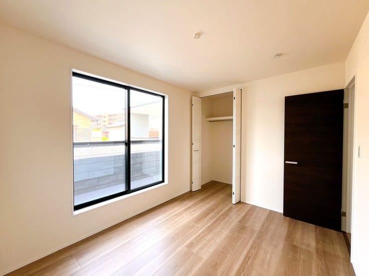 こちらのお部屋からもバルコニーへ出られます。