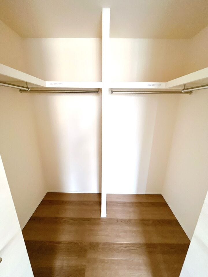 衣類だけでなく、ファッションアイテムやスーツケースなど大きいものも置くことができます。