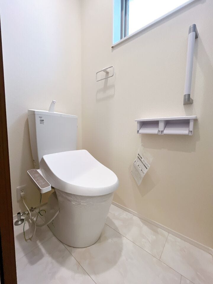 明るくて清潔感のあるトイレスペース♪洗浄便座付トイレ!広々した空間で気持ちよく過ごせます。