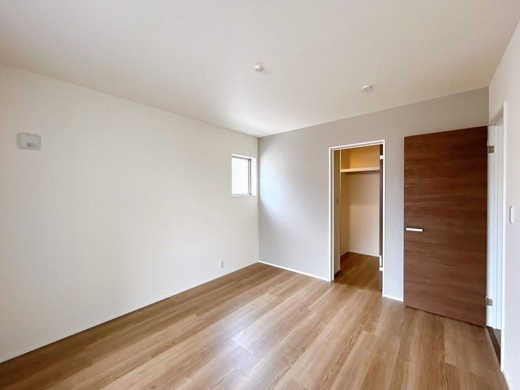 大きな窓があり、明るい洋室です。主寝室にも子供部屋にもぴったりな洋室!