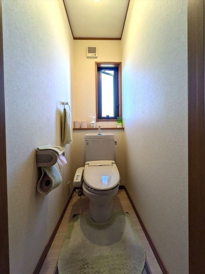 ウォシュレット機能付きトイレです♪
タオルリングやペーパーホルダーも完備です♪