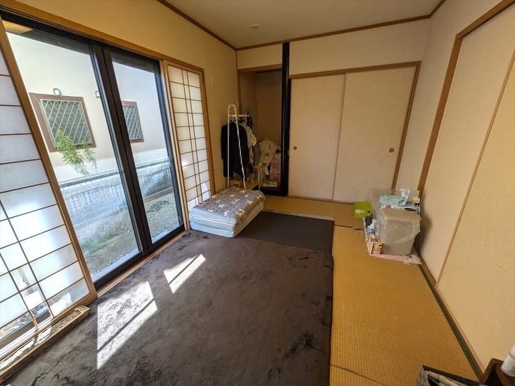 仕切りを開けると家族団らんの開放的空間。閉めれば固有のスペースが作れます。