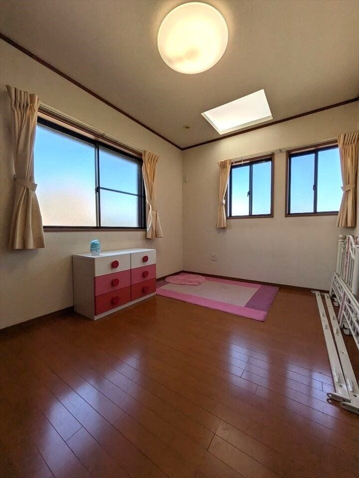 洋室6帖
二面採光の明るいお部屋です♪