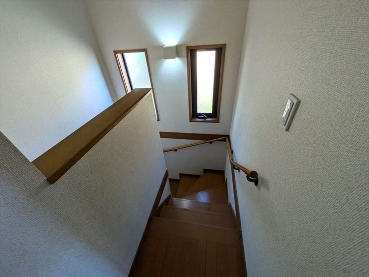 採光のとれた明るい階段。