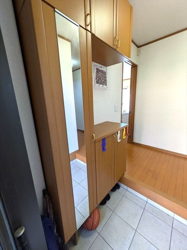 シューズBOXのある広々とした玄関です!
大きな姿見で、外出前の身だしなみ確認ができます♪