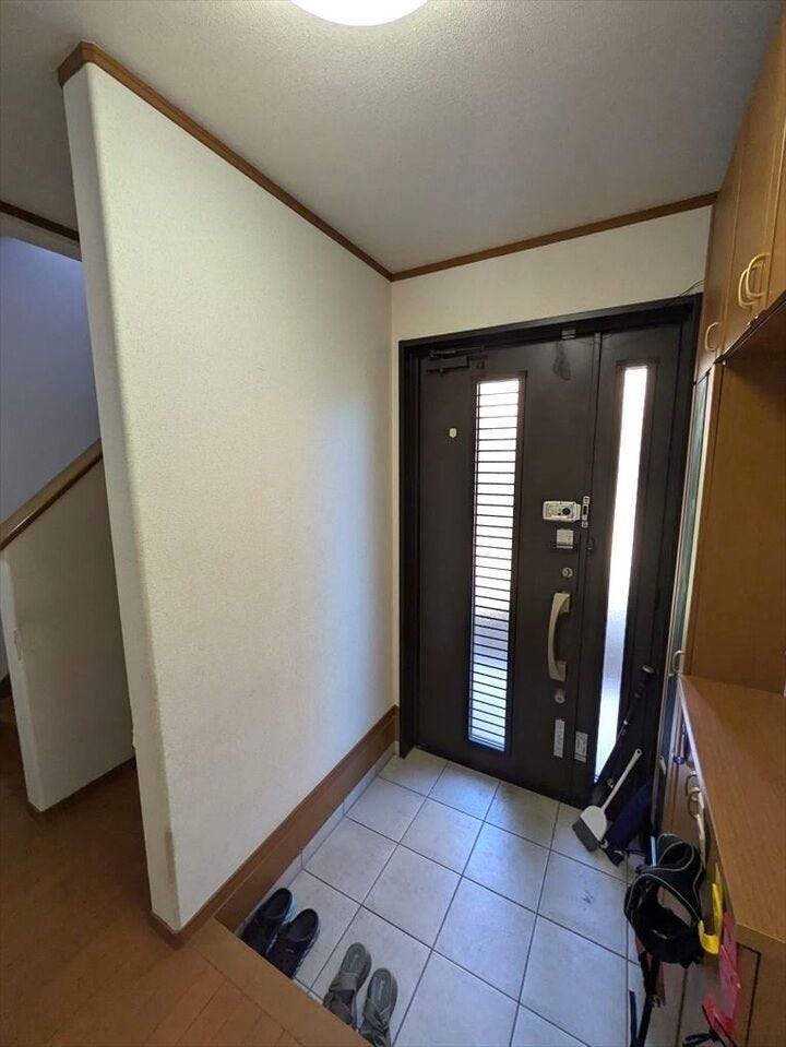 採光を考え抜いて造られた玄関は「行き」も「帰り」も優しく家族を送り出し出迎えます。