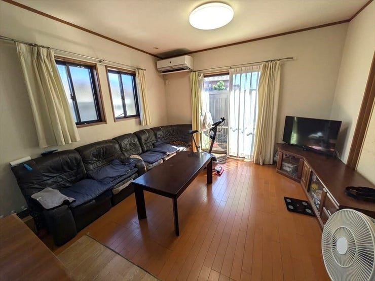 日差しがうれしいリビング。大窓からの見晴らしも気持ちいいです♪