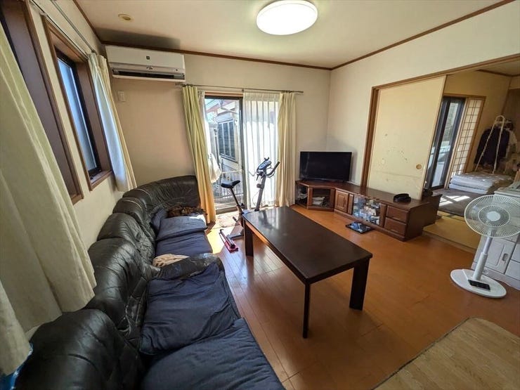 隣り合う和室を開放すれば、ひときわ広々とした空間になるリビング