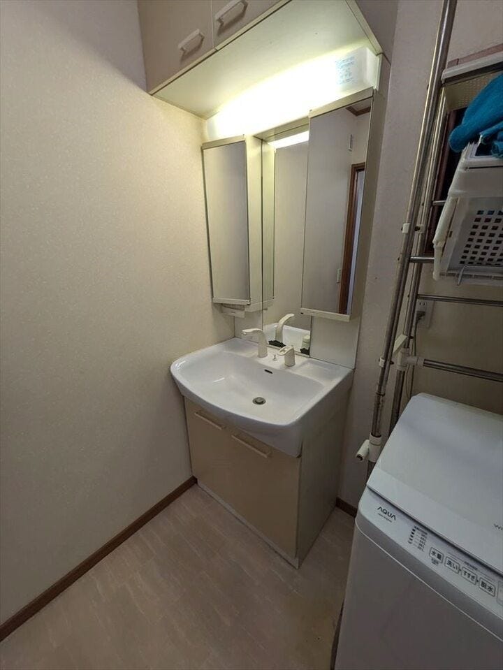 人気の3面鏡。
ミラー裏が収納になっているので、生活感を出さずに収納することが出来ます。