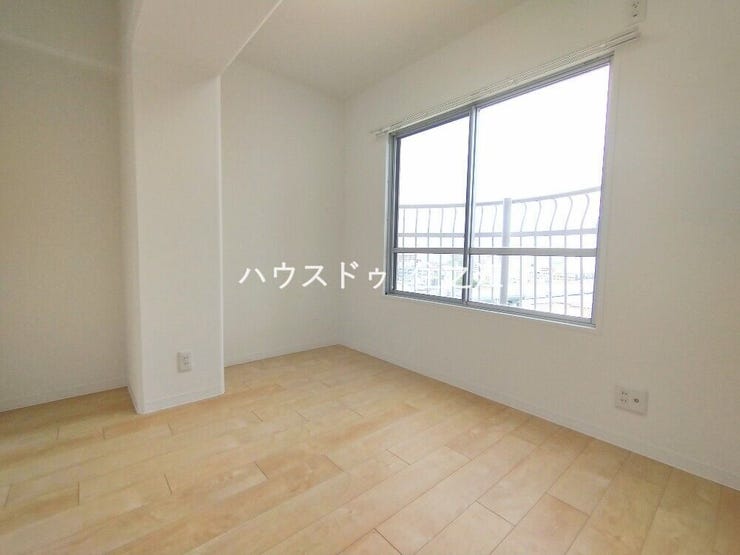 窓が有るので換気はもちろん明るく日差しの入る洋室です♪ (売主購入時写真)