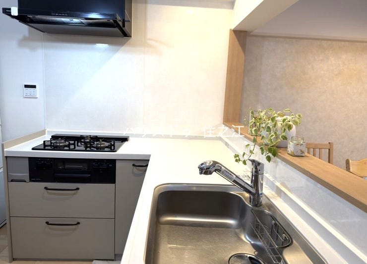 リビングで遊ぶお子様を見守りながらお料理ができる対面キッチン (売主購入時写真)