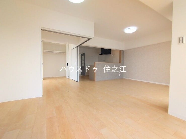 ソファーやダイニングテーブルを置いてもゆとりのある広さのリビングです (売主購入時写真)