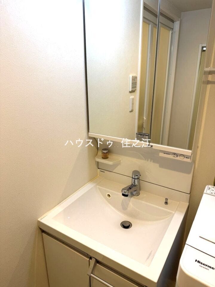 白で統一されたキレイな洗面所!!鏡の裏に収納もできます (売主購入時写真)