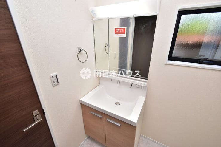 田上８丁目 新築戸建 【洗面台同型写真】3面鏡の洗面台を採用しています♪