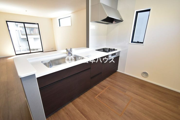 田上８丁目 新築戸建 【キッチン同型写真】カウンター付きキッチン！浄水機能付き水栓や床下収納庫付きです♪