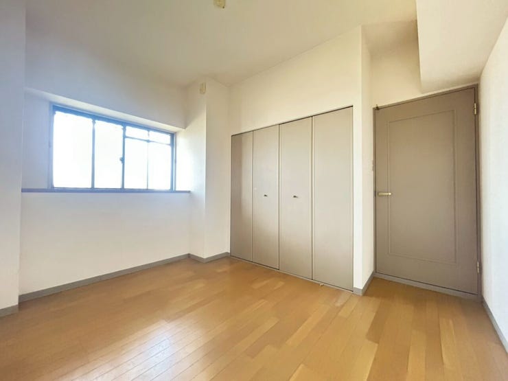 洋室5.3畳
お子様のお部屋にピッタリ!収納もあって便利なお部屋!