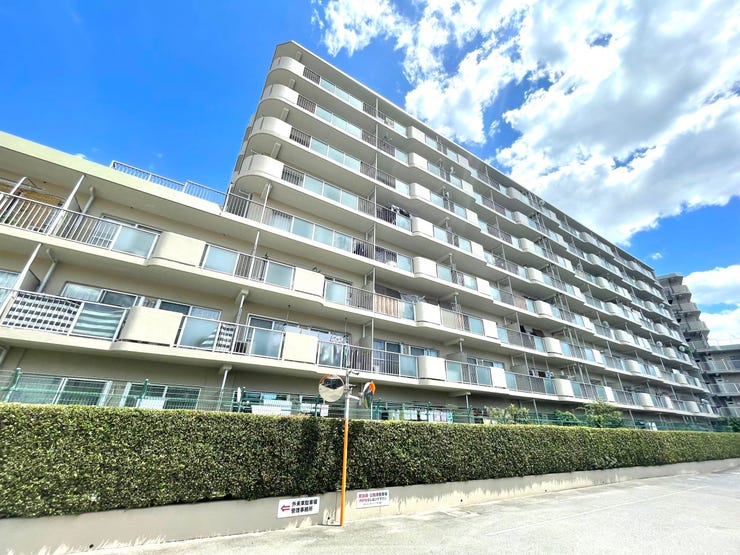 【外観】
JR徳庵駅徒歩4分!11階最上階で生駒山を望む絶景。2025年8月リフォーム済で即入居可。全室クロス・フローリング・水回り一新。納戸付2LDK、ペット相談可。敷地内公園もあり住環境良好です!