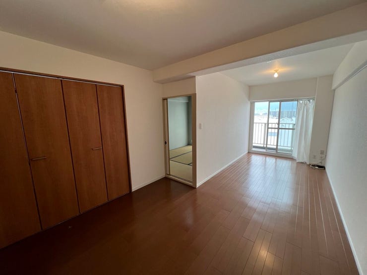 LDK約10帖:東側から明るい日差しが差し込むリビングではご家族みんなで寛ぐことができそうですね♪ナチュラルな印象のリビングとなっています♪