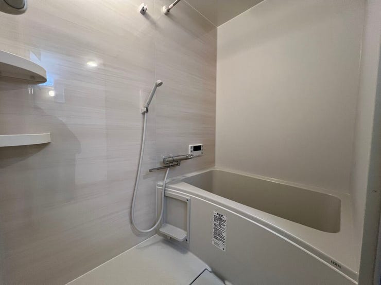 浴室:1日の疲れを癒すバスルームは、心地よいリラックスを叶える清潔感溢れる美しい空間です。心からゆったりと寛いでいただけるよう、ゆとりのスペースを確保してます♪