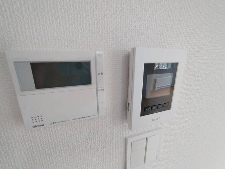 《モニター付きインターホン》
急な来客時も安心!
家事導線を考慮した個所に設置!
防犯性と利便性に優れ、暮らしをより快適にしてくれます。