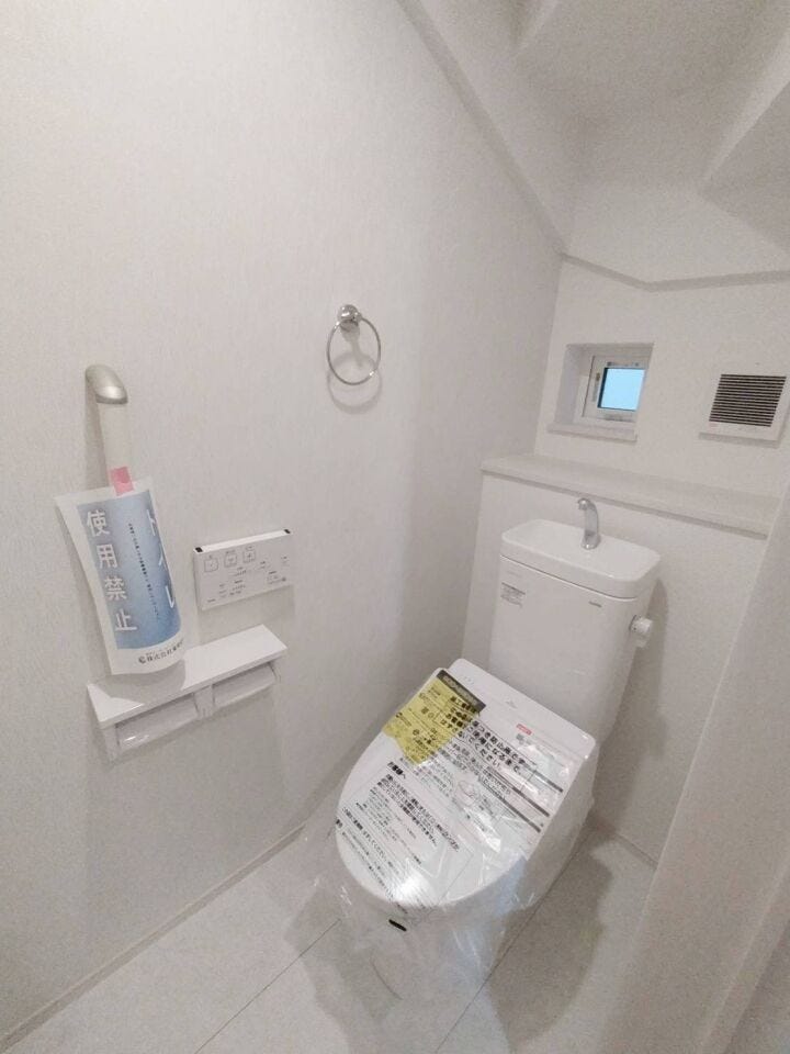 《トイレ 1階》
ウォシュレット付きトイレです。白を基調としたシンプルで清潔感のある空間です。1・2階のどちらにもトイレが設置してあり、混雑する時間帯もスムーズに利用可能!