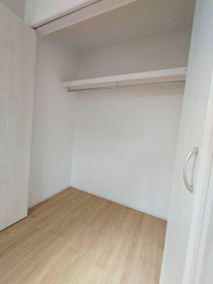 《クローゼット》
各部屋に収納スペースを確保しており、お部屋をすっきりとお使いいただけます。