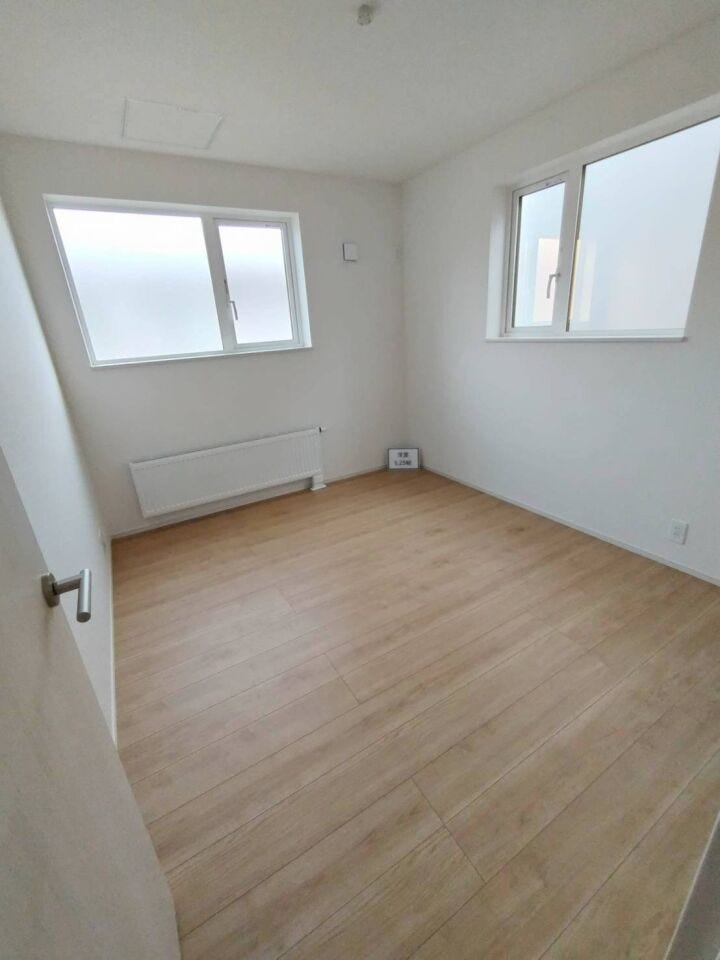 《洋室3》
約5.25帖のお部屋です。
シンプルな内装でインテリアも選びやすい♪こども部屋にもおすすめ♪
