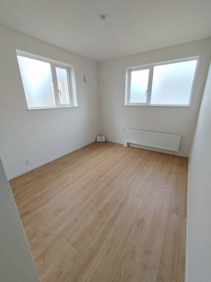 《洋室4》
約5.25帖のお部屋です。
こちらにもクローゼットあり。各部屋に収納スペースを確保しています。