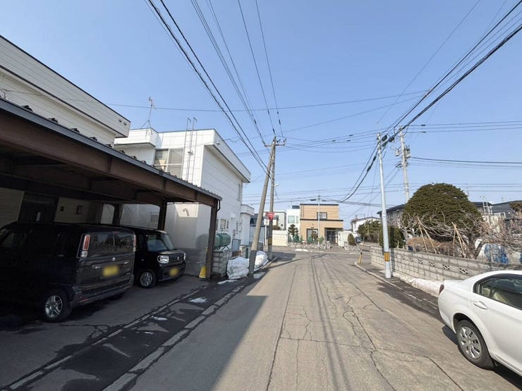 《外観写真》
前面道路を含む現地の様子です。