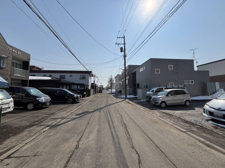 《外観写真》
前面道路を含む現地の様子です。